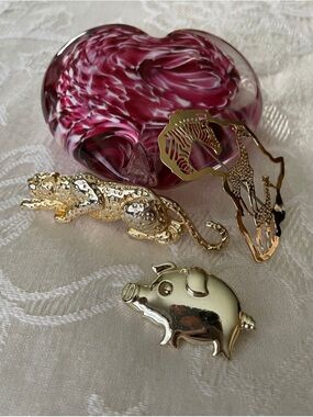 Gold Tone Brooches Pins Pig, Leopard, and Giraffes Jewelry Trio